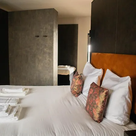 Отель Monument 4*